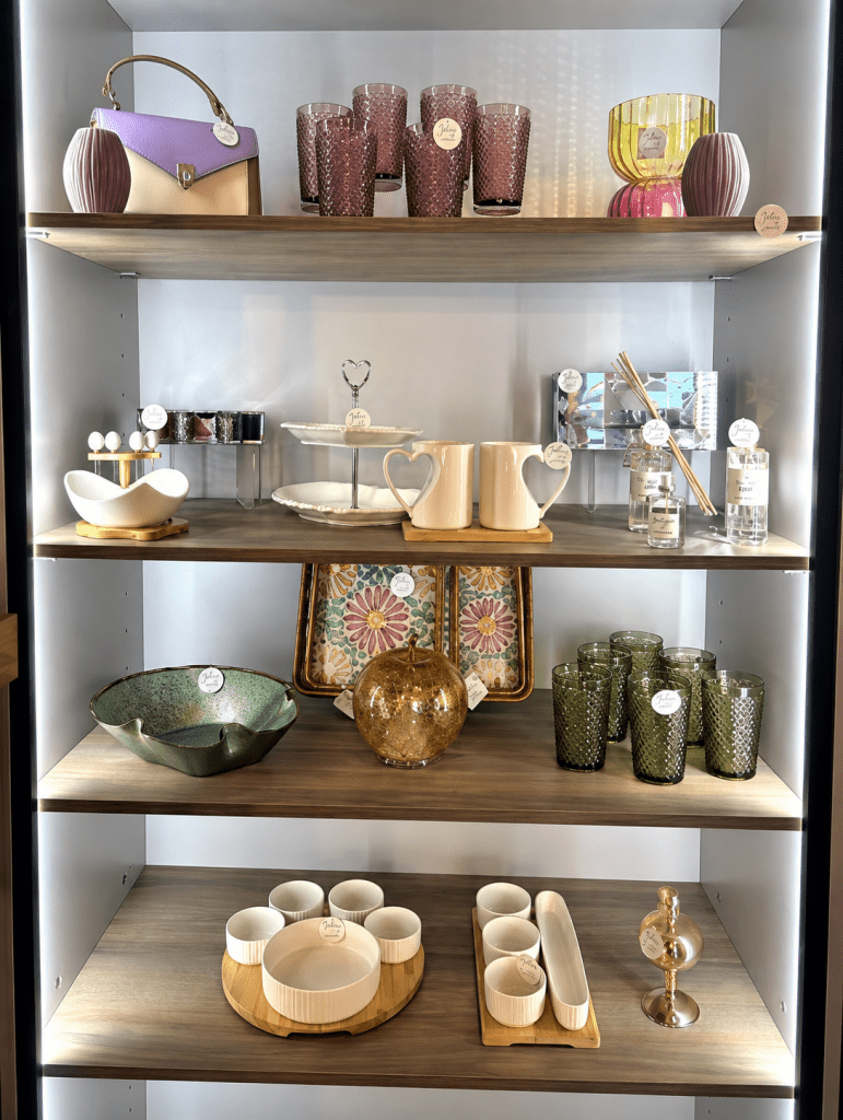 Objets de décoration, vaisselle et accessoires pour la maison présentés dans la boutique Libellule