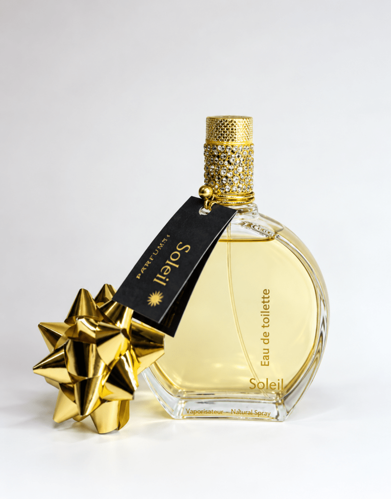 Flacon de parfum Soleil eau de toilette avec décoration dorée présenté en boutique
