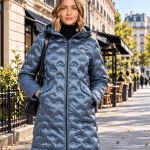 Parka femme bleue matelassée à capuche portée en ville