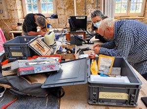Repair Café à Rochefort (17300), des bénévoles réparent des objets ensemble