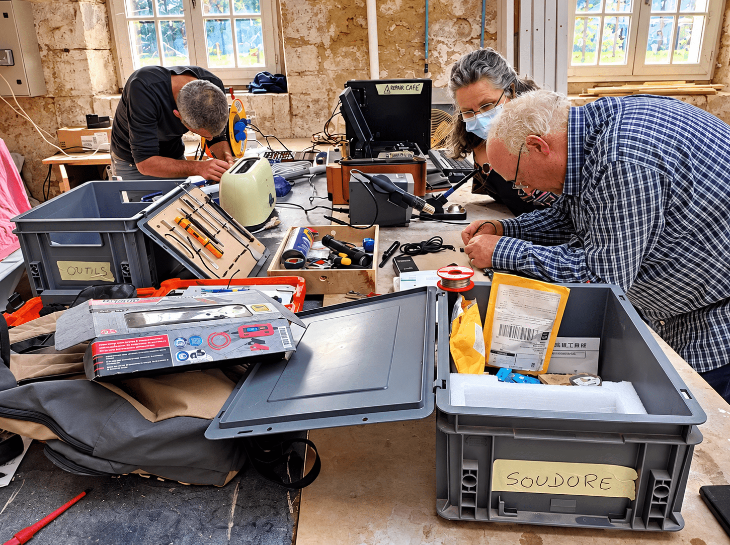 Repair Café à Rochefort (17300), des bénévoles réparent des objets ensemble