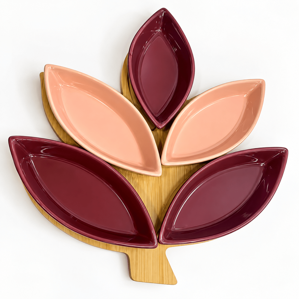 Service apéritif composé de coupelles en forme de feuilles sur un plateau en bambou