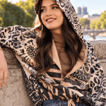 Veste femme à capuche avec imprimé léopard portée en extérieur