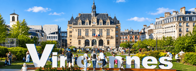 Vincennes (94300) : l’hôtel de ville et le célèbre panneau Vincennes au cœur d’un espace vert animé.