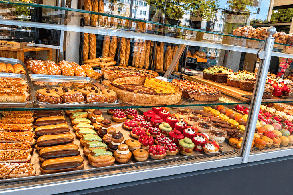 Vitrine de la Boulangerie Hérouville avec une sélection de pains, viennoiseries et pâtisseries artisanales.