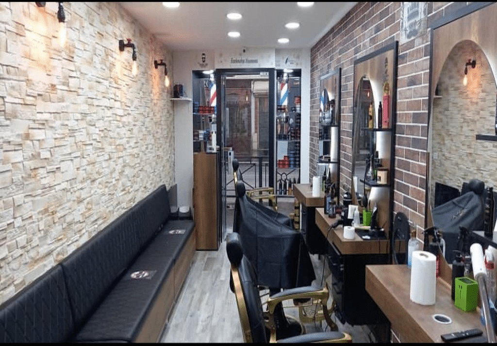 Intérieur de Barber Coffee, salon de coiffure et barbier au 80 rue de Montreuil à Vincennes (94300), avec fauteuils et miroirs de coiffage.