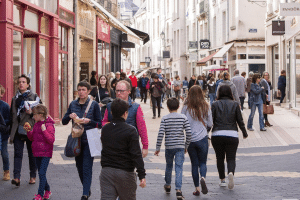 Rue commerçante avec des boutiques de centre-ville avec des piétons.