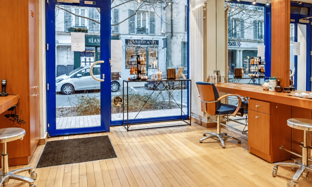 Intérieur du salon de coiffure Cap'Coiffure à Vincennes (94300), avec fauteuils, miroirs et mobilier de coiffure.