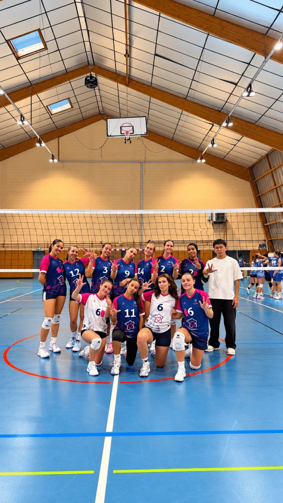 Équipe féminine du Pontault-Combault Volley-Ball (PCVB) réunie sur le terrain pour la saison 2026-2027