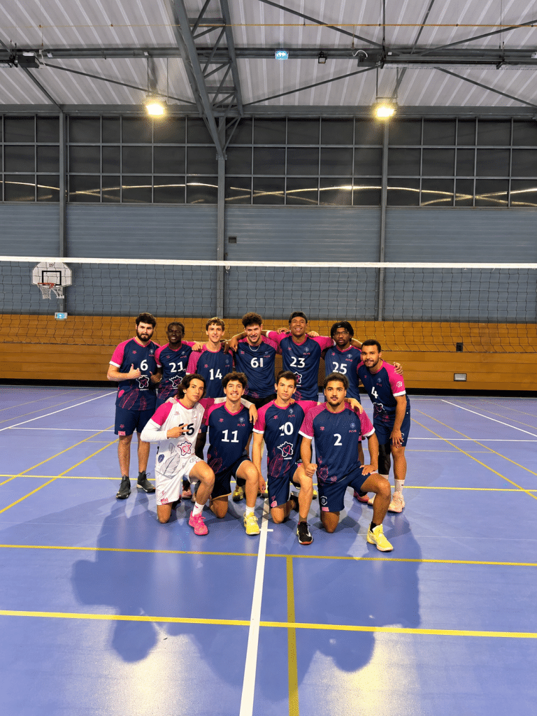 Équipe masculine du Pontault-Combault Volley-Ball (PCVB) en tenue officielle pour la saison 2026-2027 Copier l’ALT