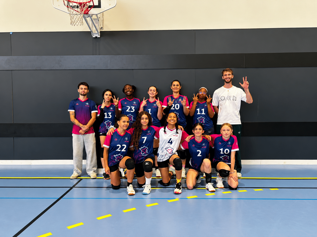 Équipe du PCVB en tenue de volley-ball, Pontault Combault soutenue par MES MAGASINS pour la saison 2026-2027