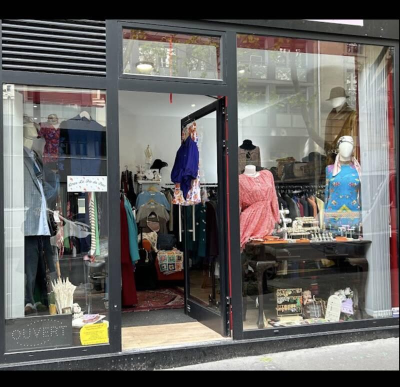 Vitrine de La Bomba des Marques à Vincennes (94300), avec mannequins présentant des vêtements et accessoires de mode.