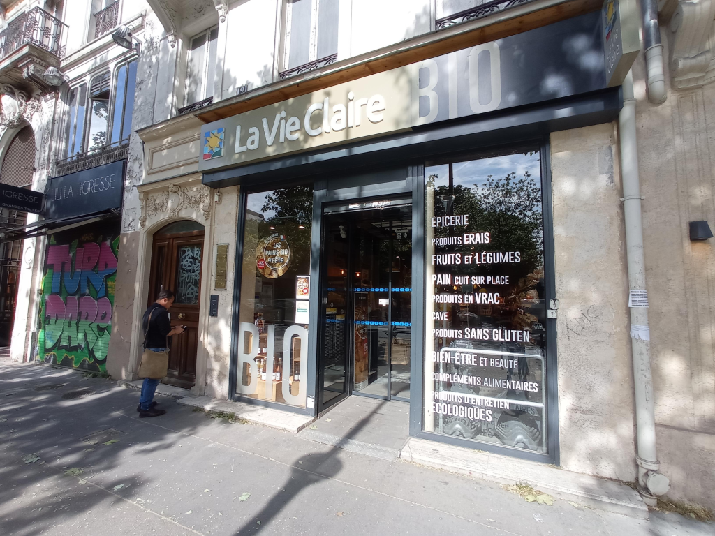 Devanture du magasin bio La Vie Claire rue de Fontenay à Vincennes (94300).