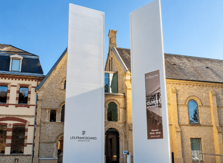 Entrée des Franciscaines de Deauville (14800), lieu culturel dédié à l’art, à la photographie et aux expositions.