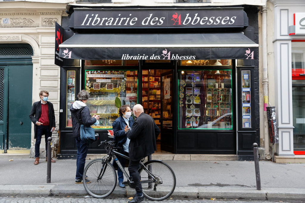 Devanture de la Librairie des Abbesses, une librairie indépendante dans une rue commerçante parisienne.