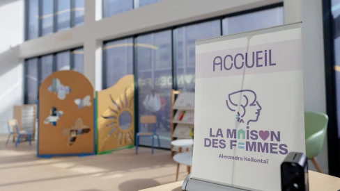 Panneau d’accueil de La Maison des Femmes Alexandra Kollontaï
