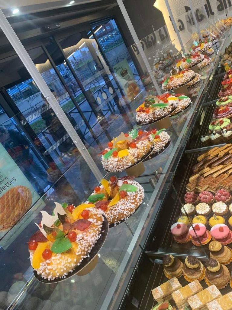 Vitrine de pâtisseries de la Maison Lecorvaisier à Vincennes (94300), présentant des tartes aux fruits et des gâteaux individuels.