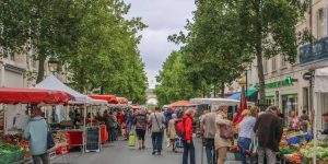 Marché de Rochefort (17300), commerçants et visiteurs au cœur de la vie locale.