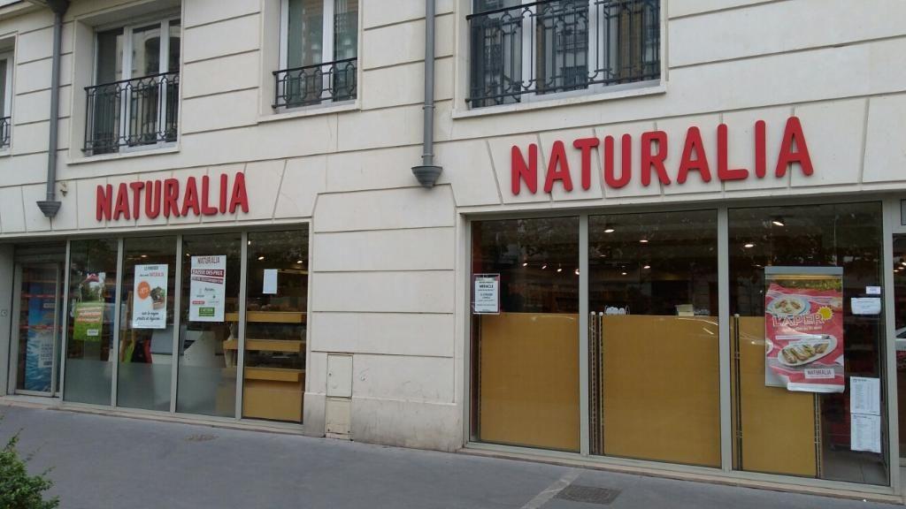 Devanture du magasin Naturalia, magasin bio situé rue de Fontenay à Vincennes (94300).