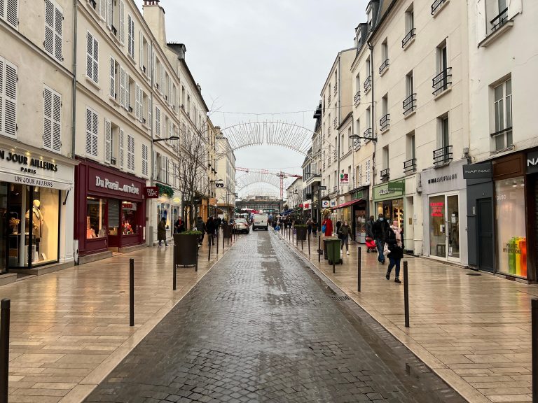 Rue du Midi à Vincennes (94300), une rue de la ville à découvrir pour ses commerces de proximité.