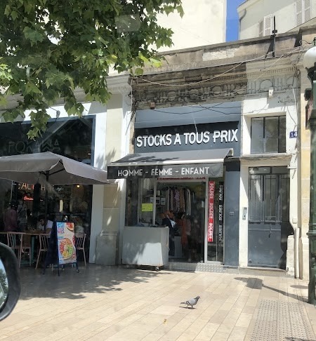 Devanture du magasin Stocks A Tous Prix, boutique de vêtements pour hommes, femmes et enfants à Vincennes (94300).