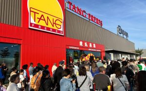 Affluence de clients devant le supermarché Tang Frères à l’ouverture
